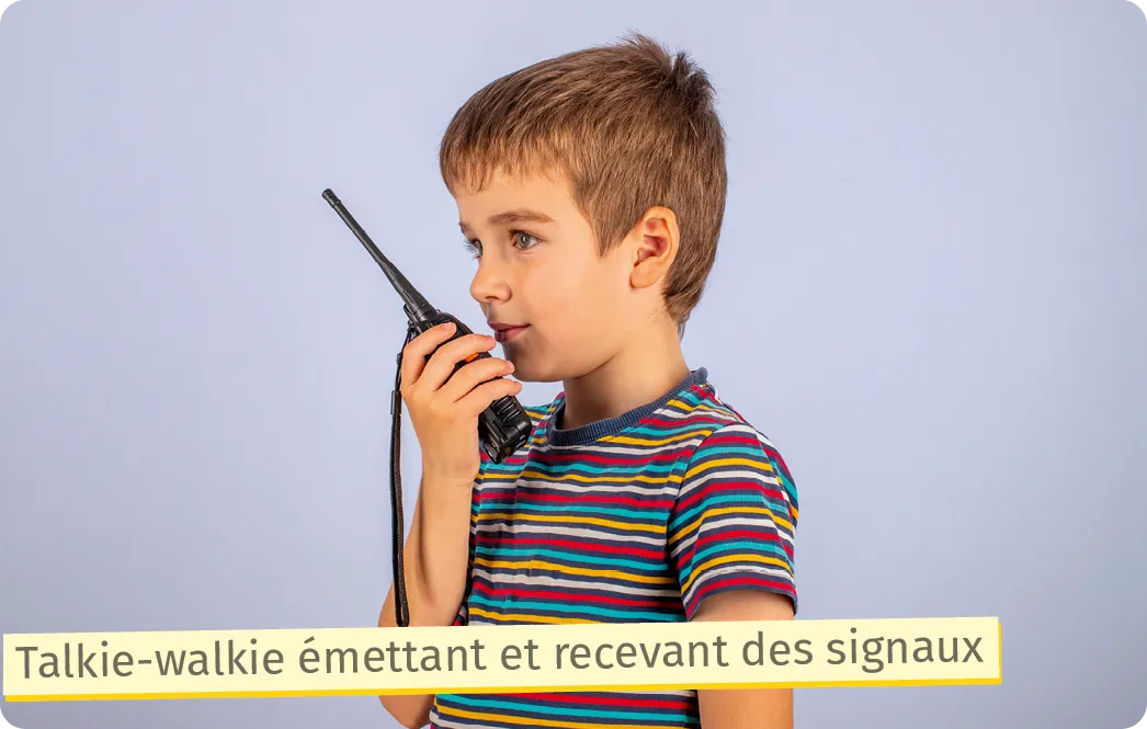 enfant tenant un talkie walkie