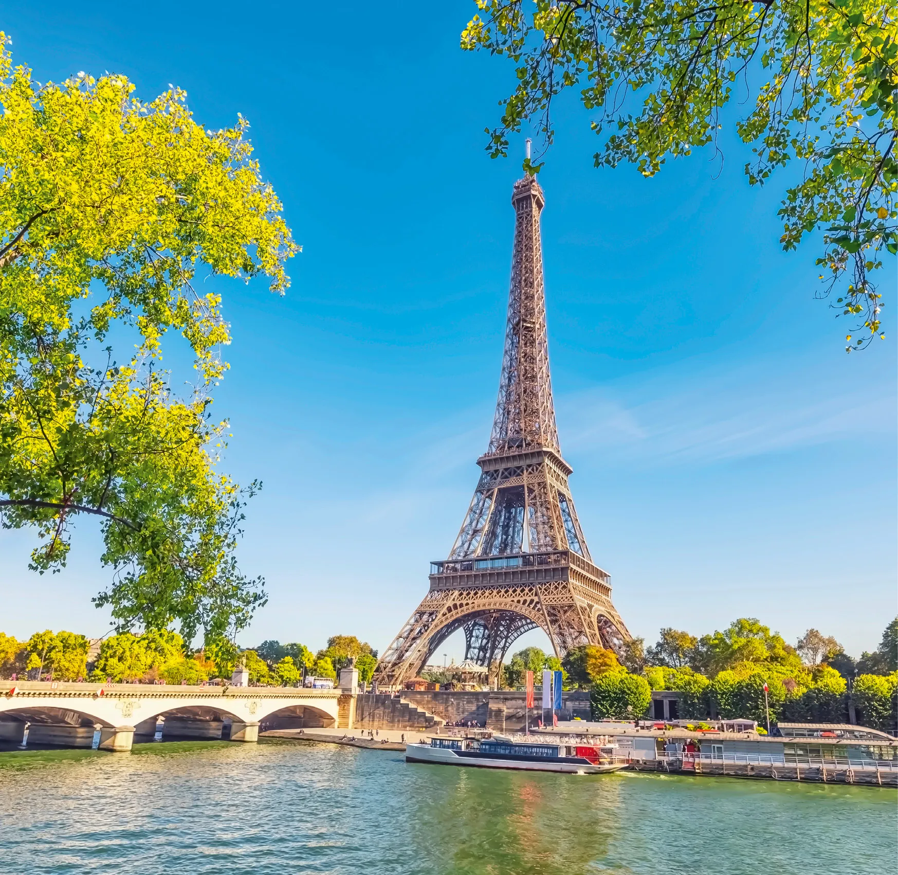 Le sommet de la tour Eiffel est depuis longtemps utilisé comme émetteur de signaux radio et lumineux lors d'événements.