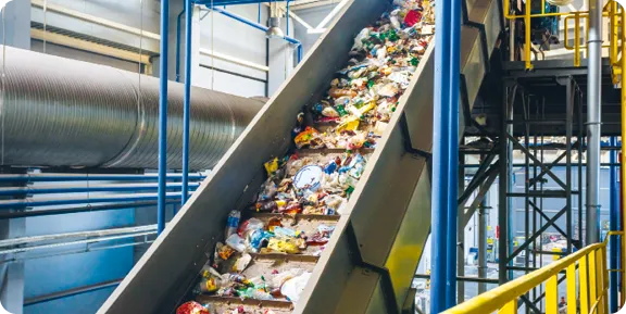 Convoyeur de tri des déchets dans une usine de recyclage.