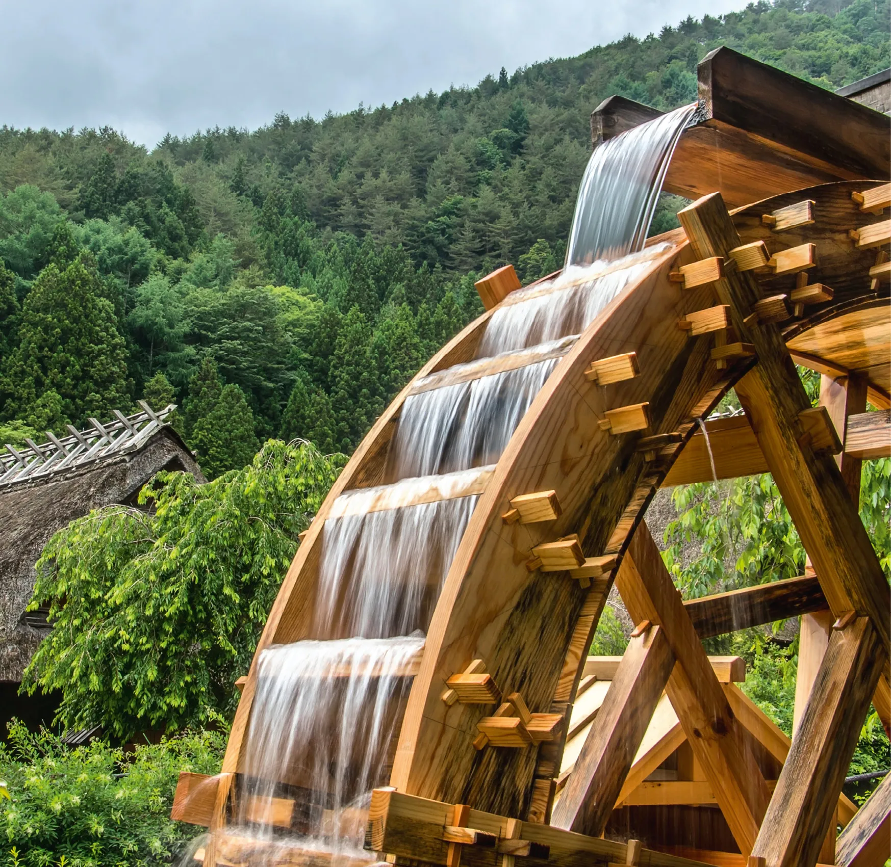 Une roue à eau utilise le mouvement de l'eau pour tourner. Ainsi, l'énergie de pesanteur de l'eau est convertie en énergie cinétique.