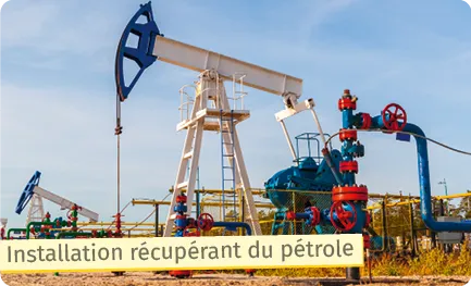 Pompe à balancier et tuyaux pour extraction pétrolière.