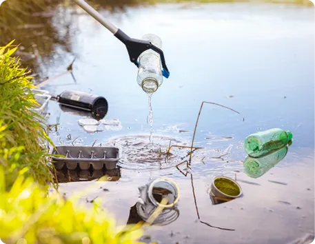 Pollution plastique dans une rivière