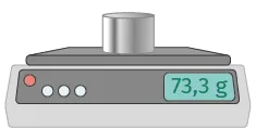 Balance numérique grise affichant 73,3g avec un bouton sur le dessus.