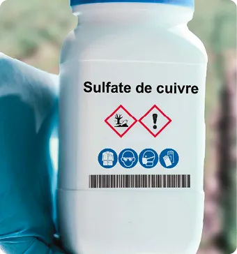 Bouteille étiquetée Sulfate de cuivre avec pictogrammes de danger et consignes de sécurité.