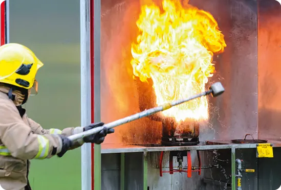 Pompier éteint un feu de casserole avec un extincteur.