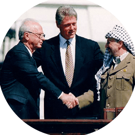 Accords d'Oslo : poignée de main entre Yitzhak Rabin et Yasser Arafat sous les yeux de Bill Clinton