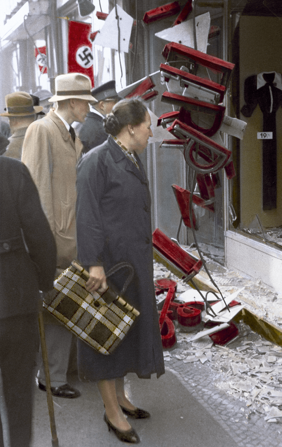 Boutique juive pillée et détruite à Berlin, 9 novembre 1938,
photographie anonyme.
