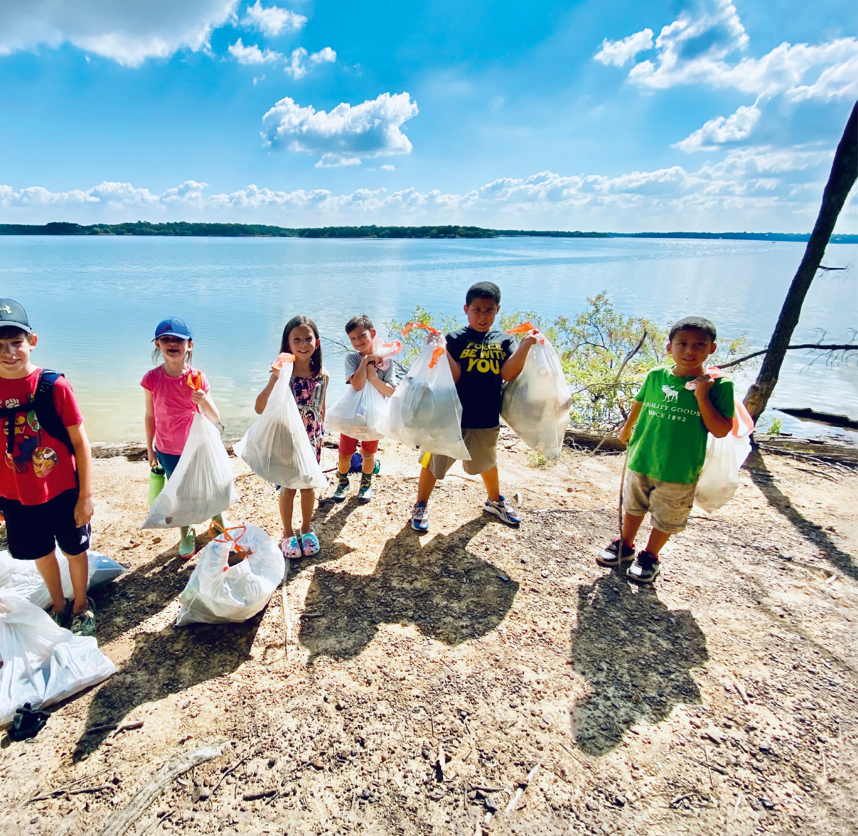 Jeunes enfants nettoyant la plage de ses déchets