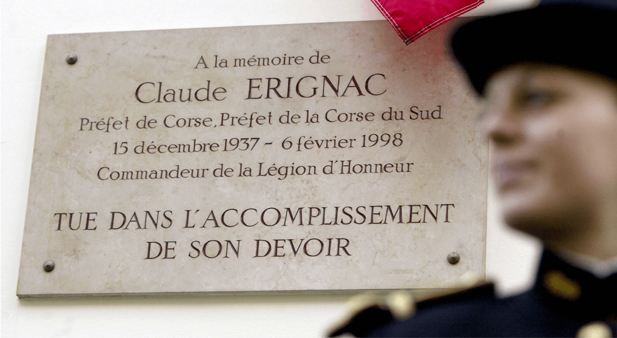 Photographie de la plaque à la mémoire du préfet de Corse Claude Érignac