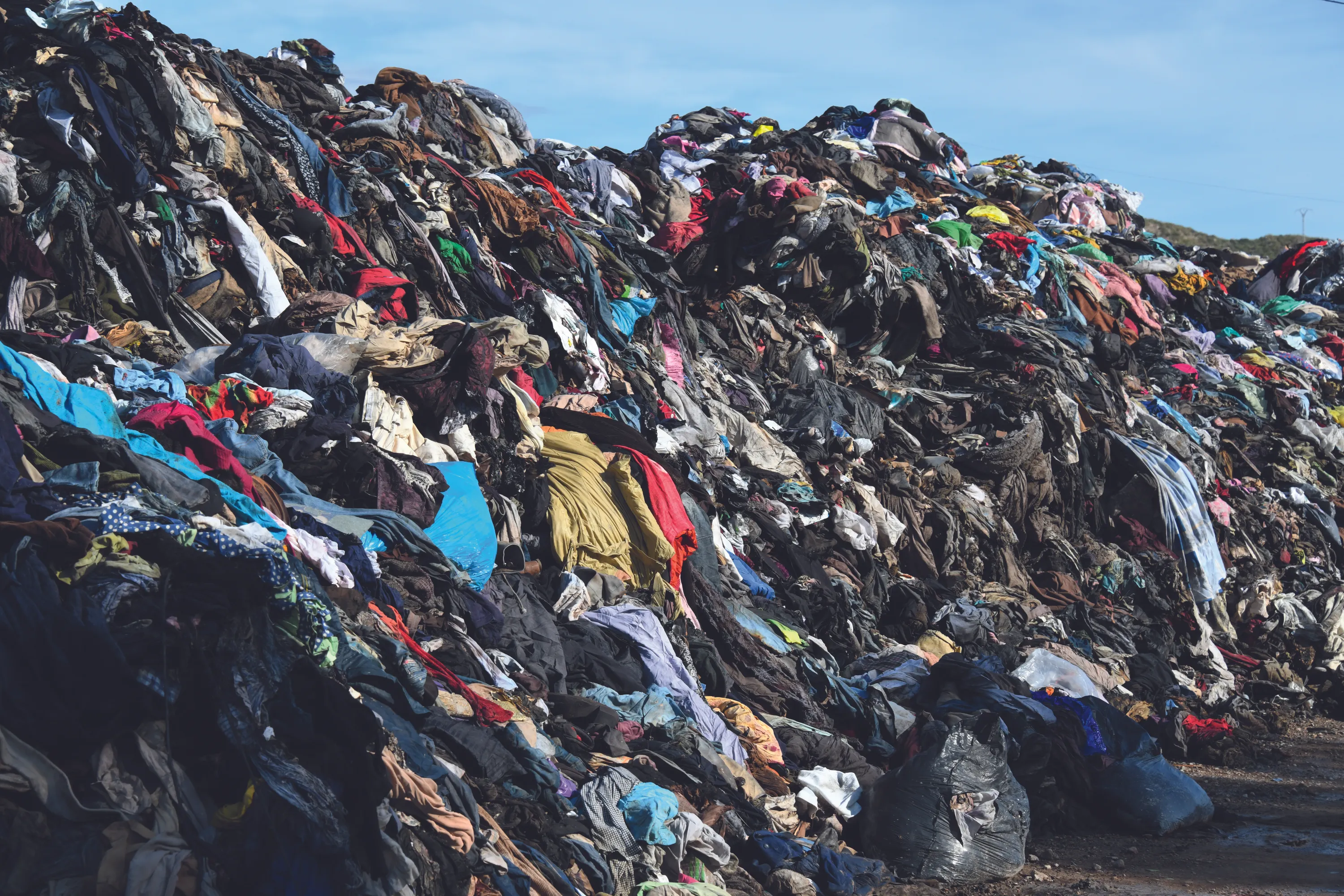 Recyclage de textile avec une photo d'un tas de vêtements à détruire