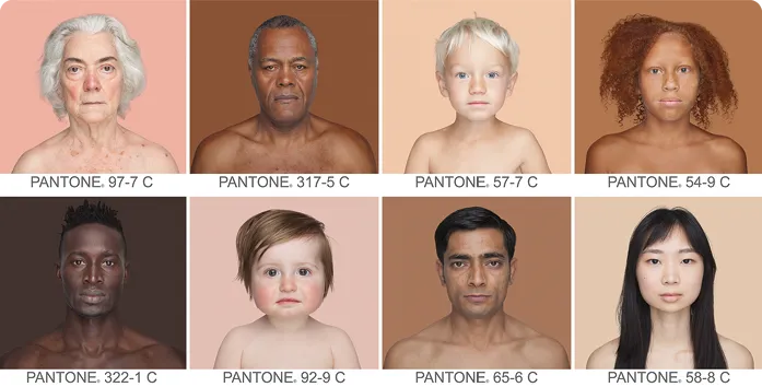 8 visages divers, couleurs Pantone assorties.