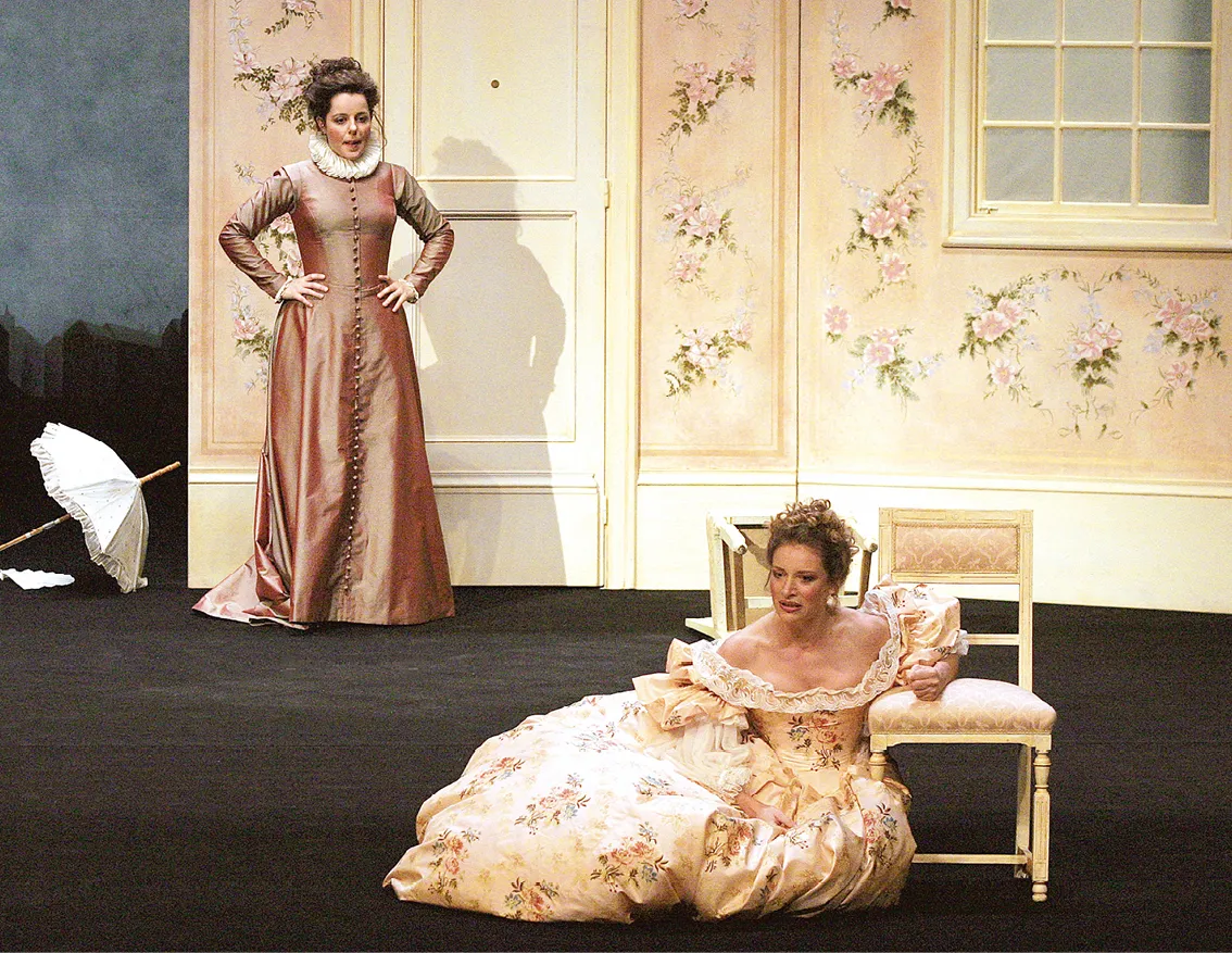 Mise en scène de Jean-Louis Benoît, Comédie-Française, Paris, 2004,
avec Laure Calamy (Isabelle) et Elsa Lepoivre (Clarice).