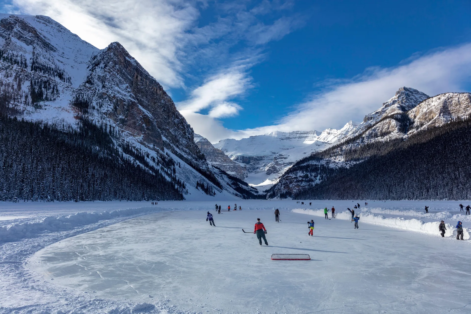 Image du Lac Louise gelé à Alberta au Canada