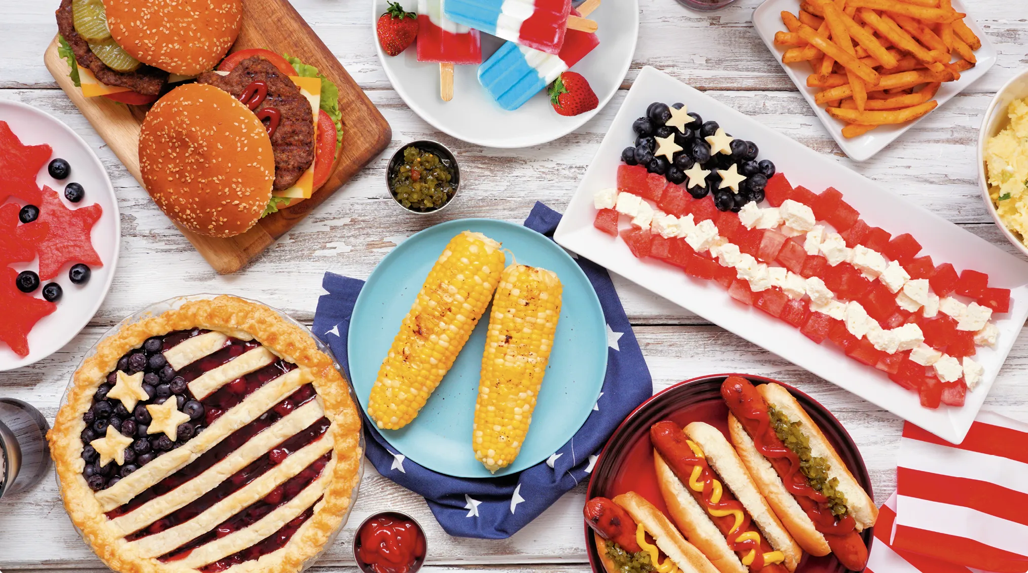 Plats aux couleurs des États-Unis posés sur une table à l'occasion de la fête nationale