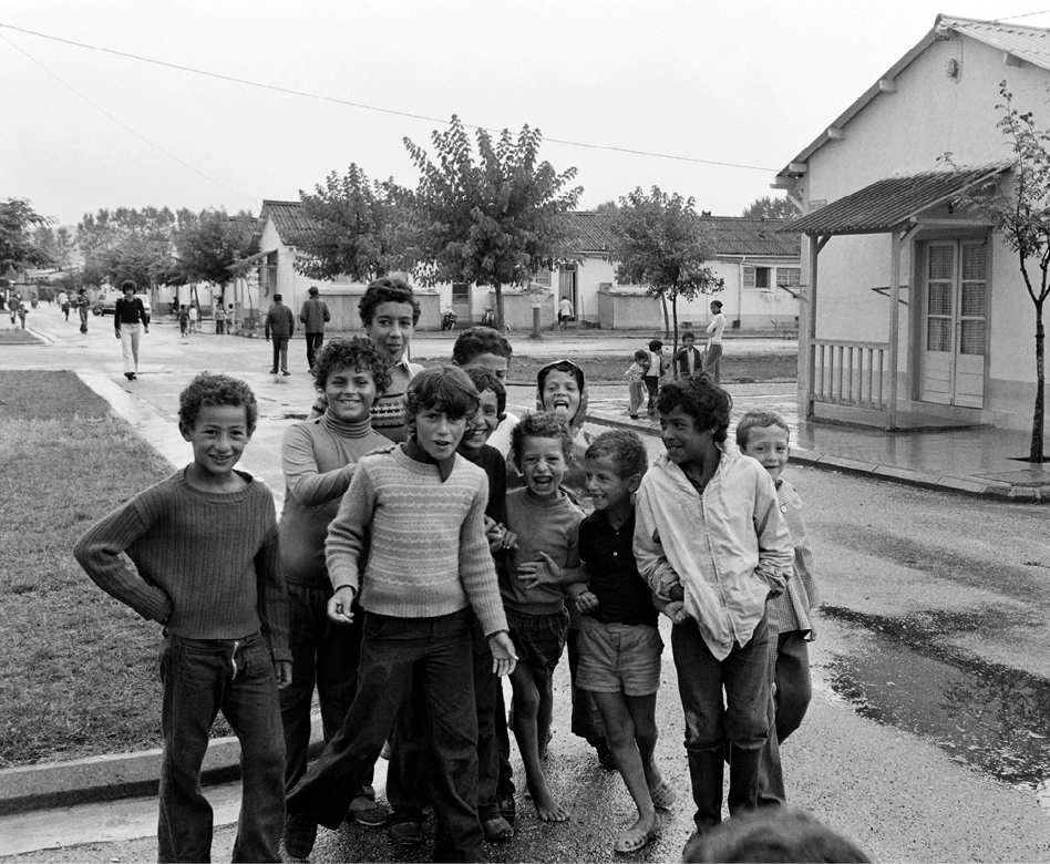 Enfants de harkis dans le camp de Bias, en Lot-et-
Garonne, 18 août 1975, photographie anonyme.