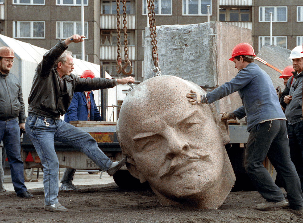 Photographie de la destruction de la statue de Lénine à Berlin-Est, 13 novembre 1991.