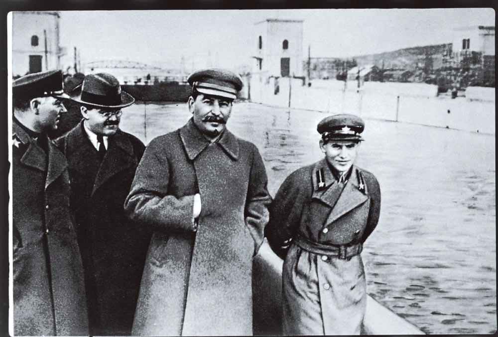 Vorochilov, Molotov, Staline et Yezhov (ou Iejov)