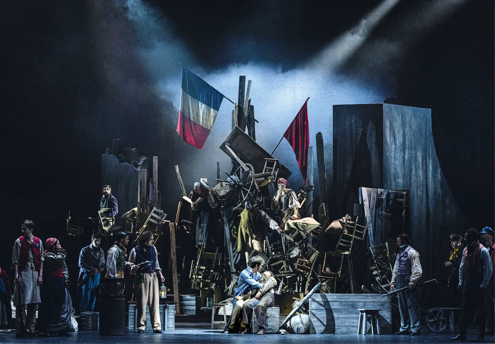 Photographie de la mort d'Éponine, Les Misérables, comédie musicale de Ladislas Chollat, Théâtre du Châtelet (Paris), 2024