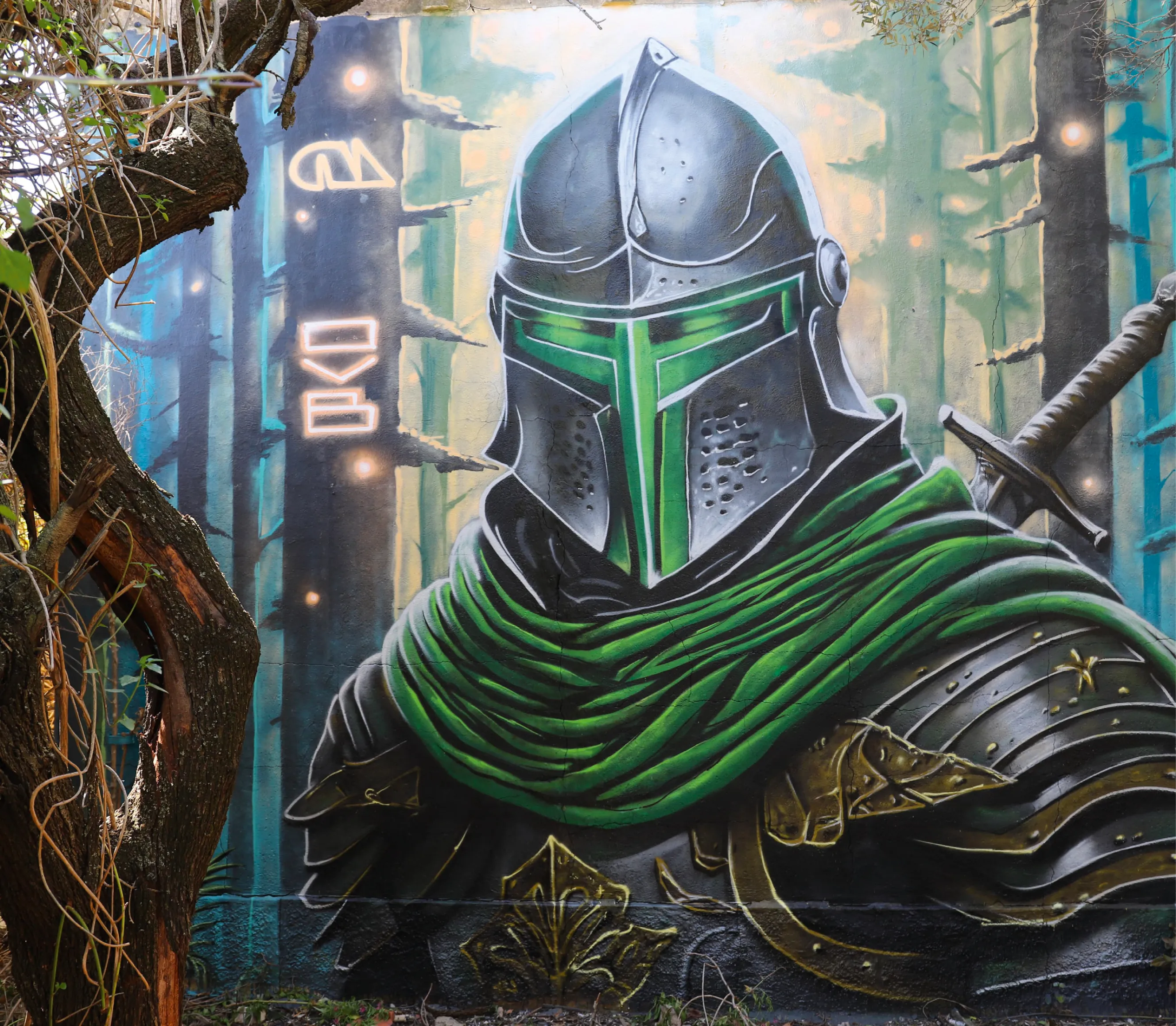 Fresque murale d'un chevalier en armure avec une visière et une écharpe vertes dans une forêt, réalisée par 4tser.