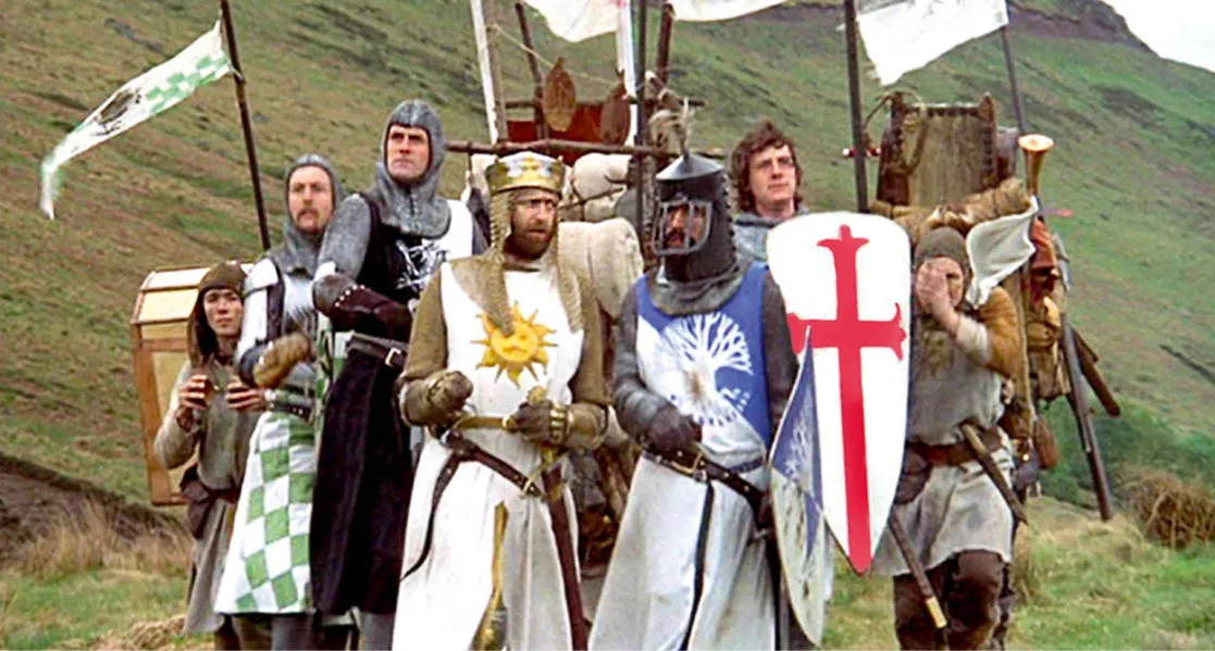 Photographie d'une scène du film Monty Python : Sacré Graal ! montrant les chevaliers de la Table Ronde.