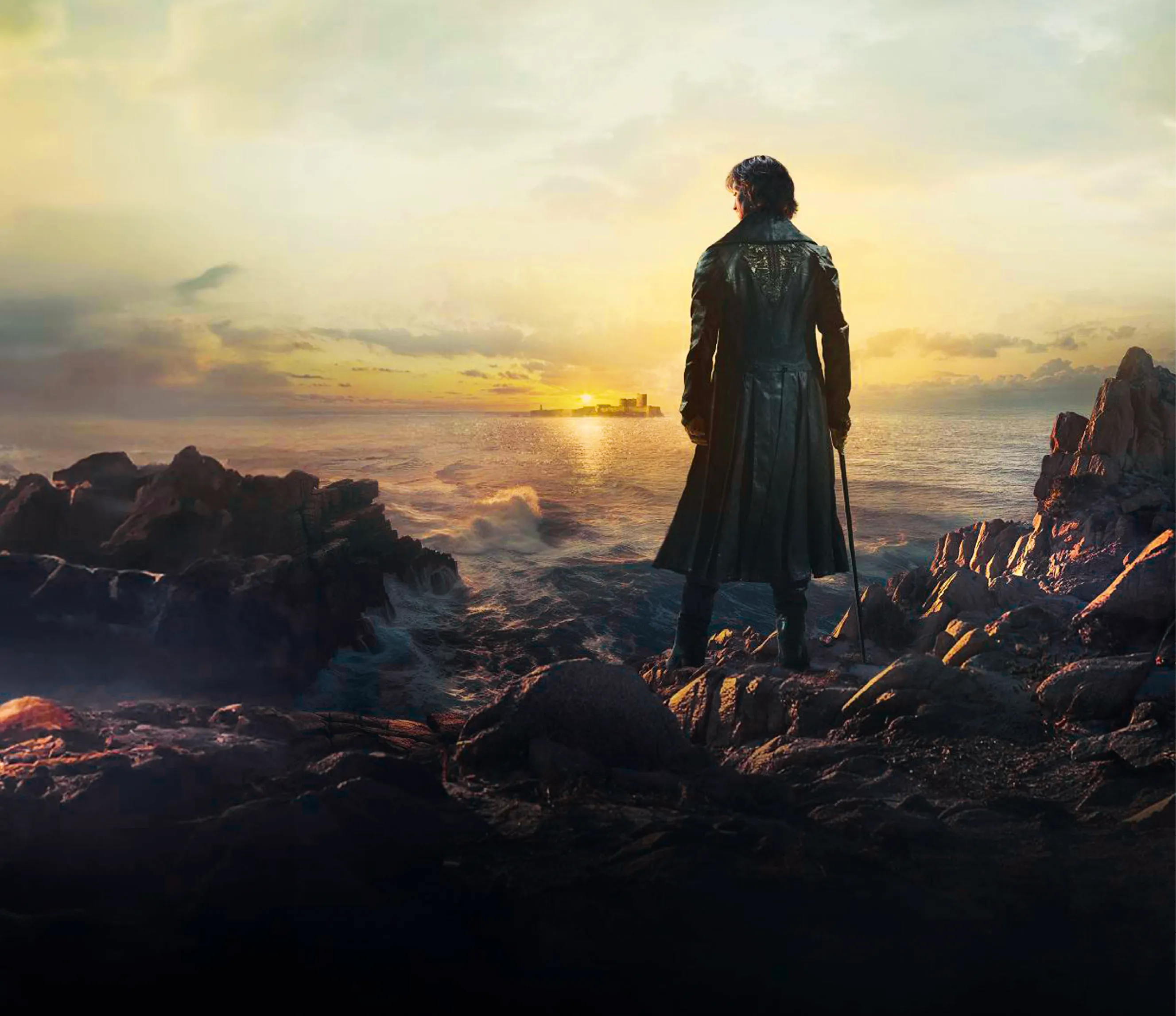Affiche du film Le Comte de Monte-Cristo (2024) montrant un homme de dos contemplant la mer et une forteresse lointaine au crépuscule.