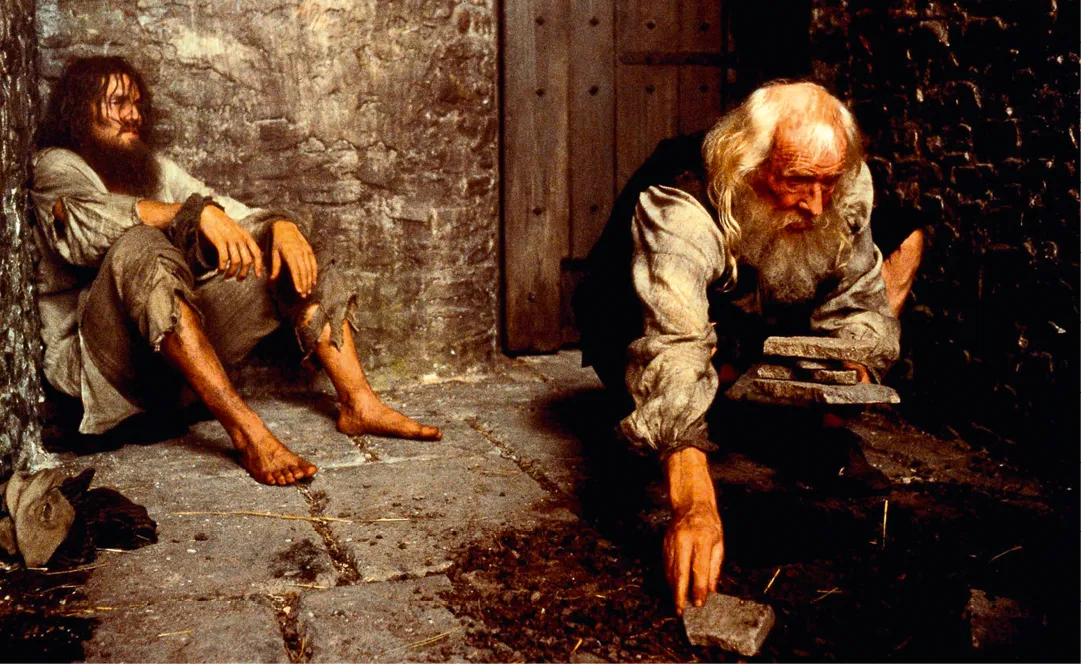 Edmond Dantès (Jim Caviezel) et l'abbé Faria (Richard Harris) dans La Vengeance de Monte-Cristo, film de Kevin Reynolds, 2002