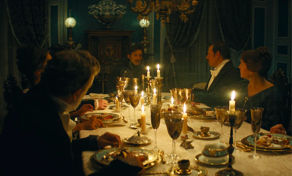 Photographie d'une scène de dîner aux chandelles, Le Comte de Monte-Cristo, film de Matthieu Delaporte et Alexandre de La Patellière, 2024