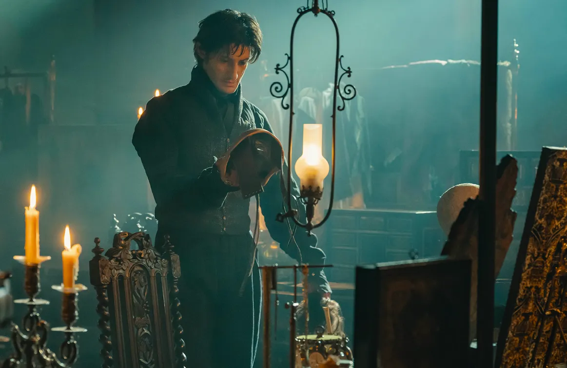 Edmond Dantès retirant son masque dans Le Comte de Monte-Cristo, film de Matthieu Delaporte et Alexandre de La Patellière, 2024.