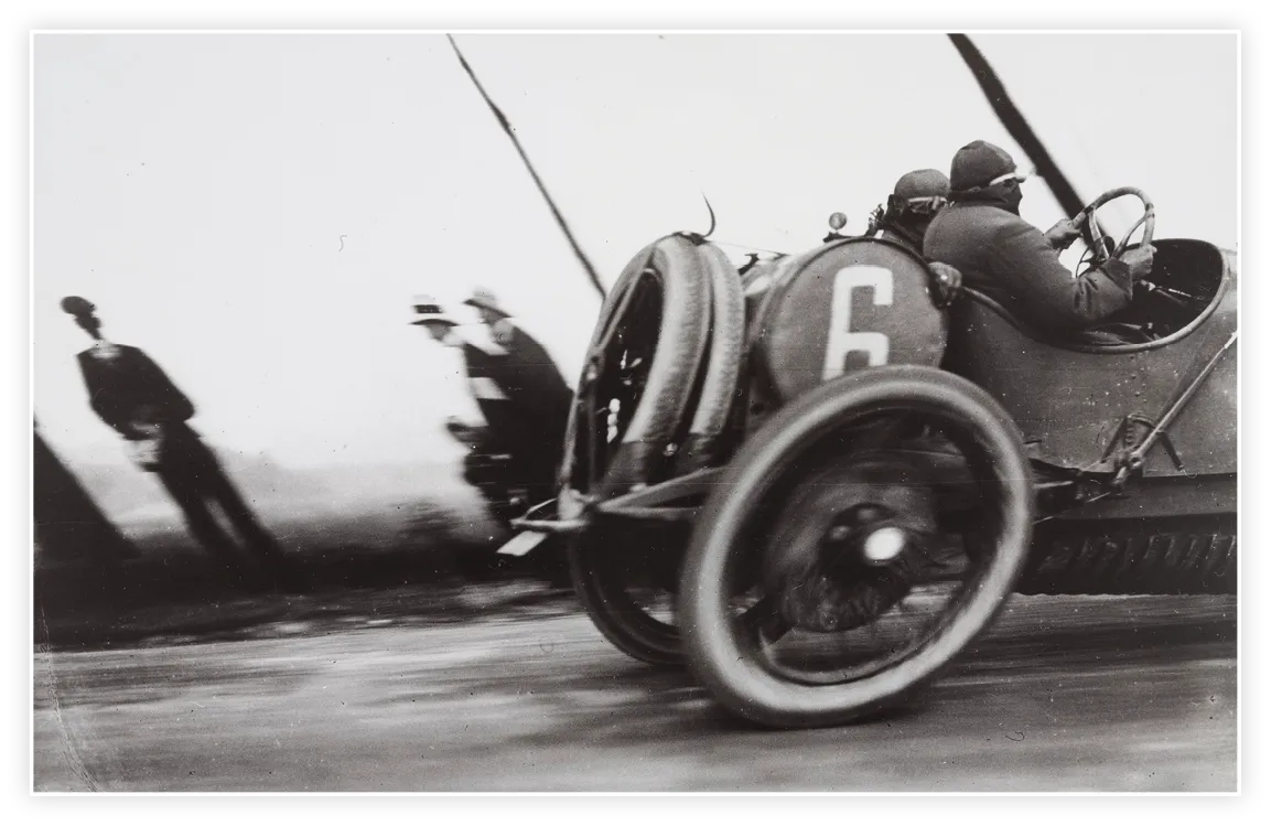 Photographie d'une automobile Delage en mouvement lors du Grand Prix de l'ACF, 1912.