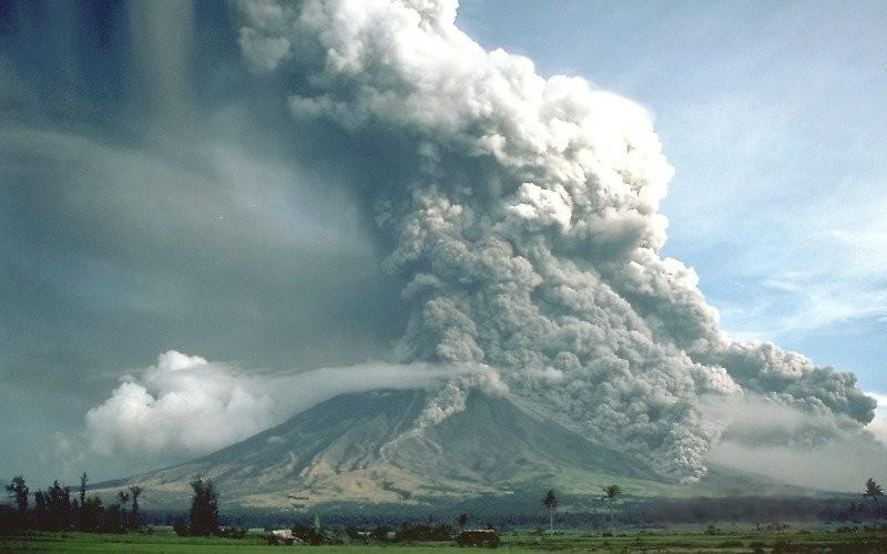 <stamp theme='svt-green1'>Doc. 1</stamp> Photographie de jour de l’éruption du volcan Mayon.