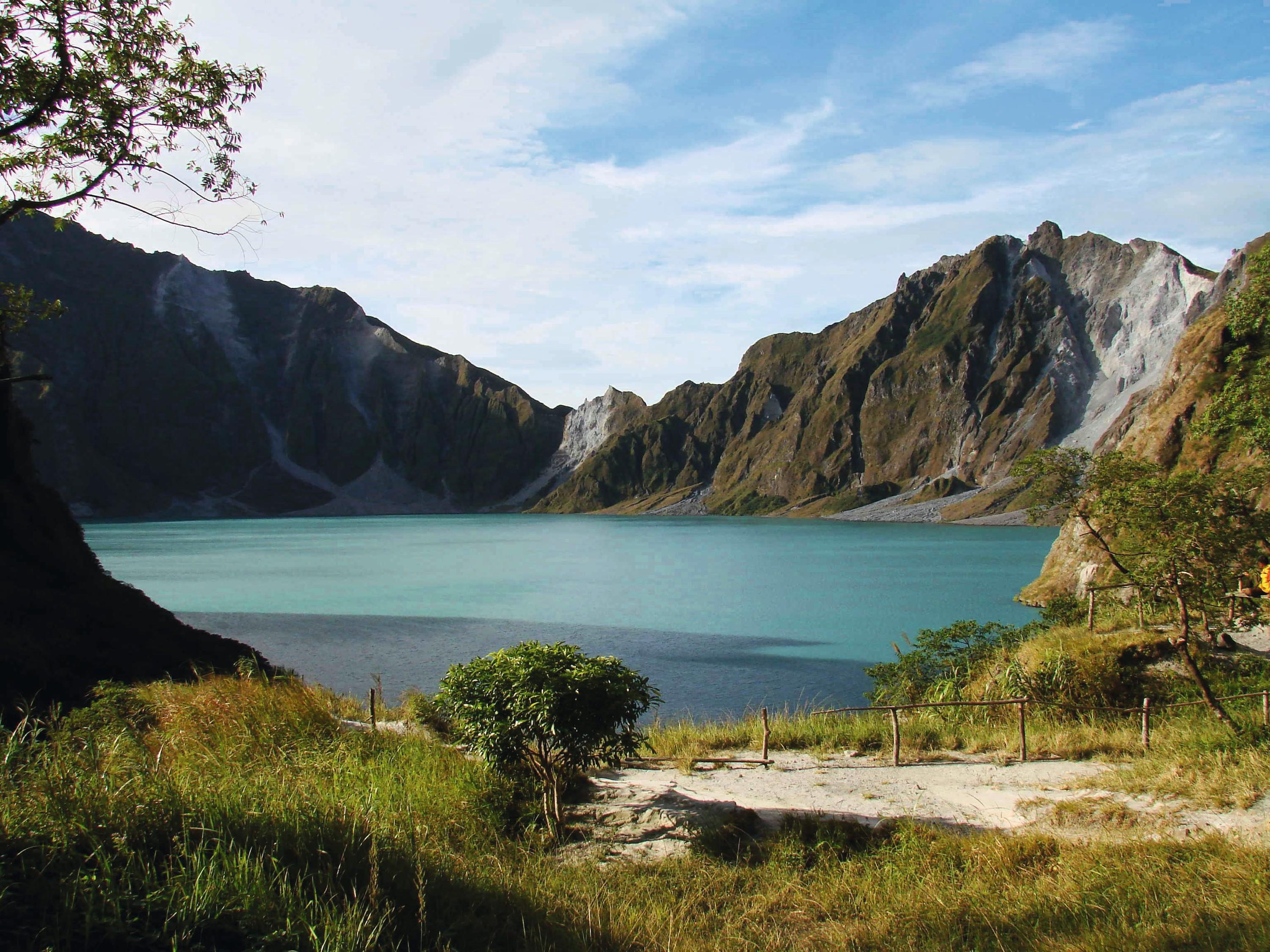<stamp theme='svt-green1'>Doc. 5</stamp> Le lac remplissant la caldeira du mont Pinatubo formée après l’éruption de 1991.