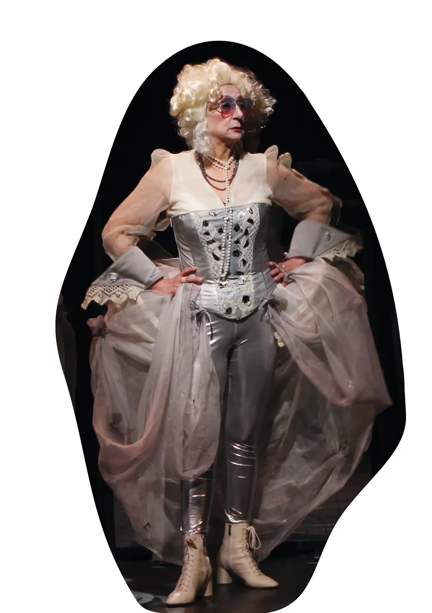 Photographie de Madame Argante (Isabelle Gomez) dans la pièce La Folle Enchère, mise en scène d'Aurore Evain, 2019
