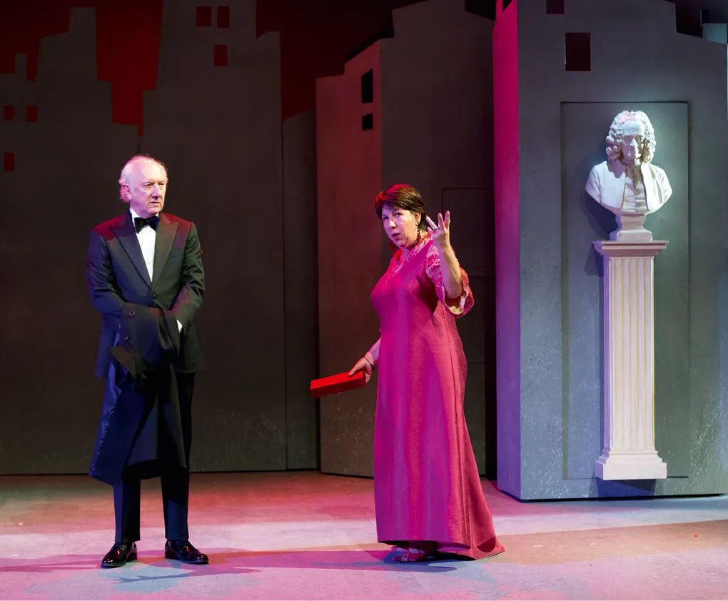 Photographie de la pièce Tragédie, mise en scène par Jean-Michel Ribes, Théâtre du Rond-Point, 2013. Jean-Claude (Christian Pereira) et Louise (Annie Grégorio).