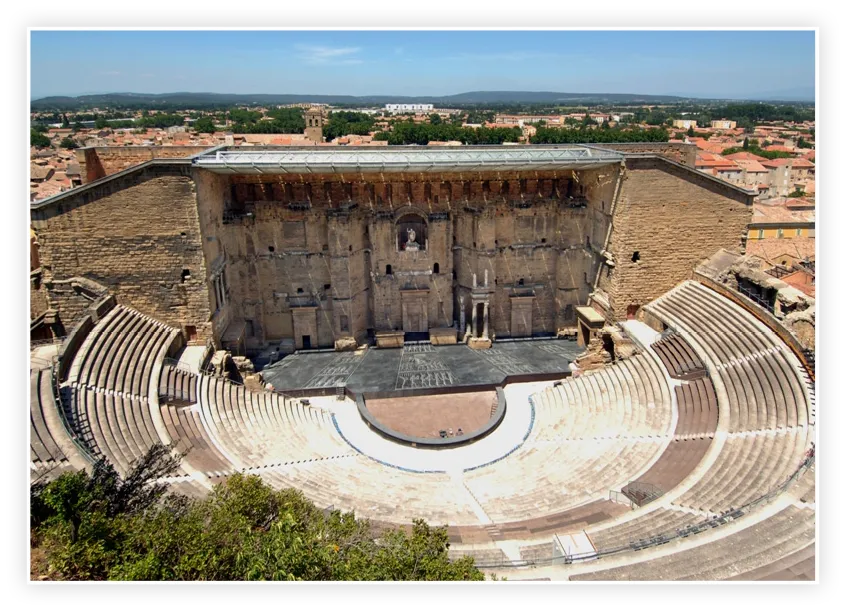 Vue du théâtre d'Orange (France) en 2007, montrant les gradins en demi-cercle et le mur de scène monumental.