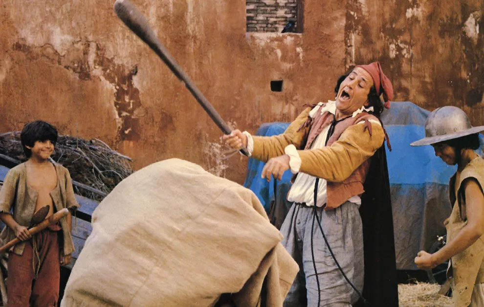 Les Fourberies de Scapin, film de Roger Coggio, 1981. Géronte (Michel Galabru) dans le sac et Scapin (Christian Clavier).