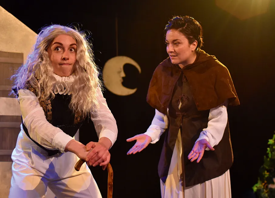 Photographie d'une mise en scène du collectif Les Herbes Folles, 2025. Le Vieillard (Clémentine Degardin) et Philipin (Léna Genin).