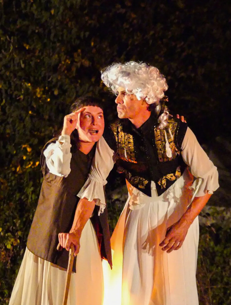 1 Mise en scène du collectif Les Herbes Folles, 2025. Philipin (Léna Genin) et le Vieillard (Jean-Malik Amara).