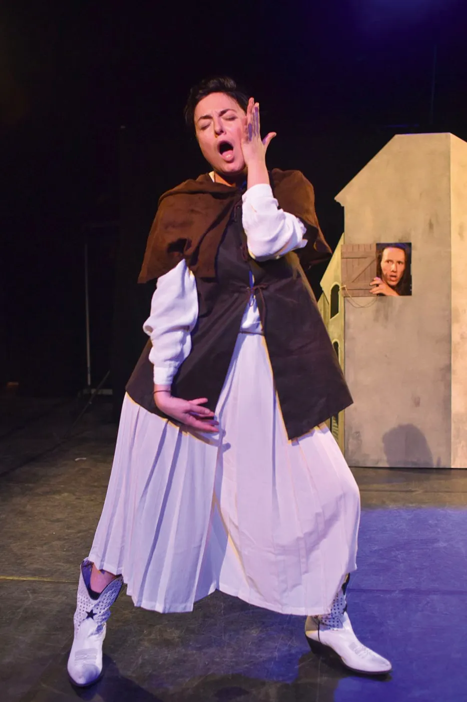 Mise en scène du collectif Les Herbes Folles, 2025. Philipin (Léna Genin) et Isabelle (Guillaume Douat).