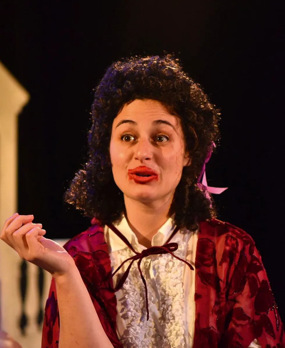 Mise en scène du collectif Les Herbes Folles, 2025. Cléandre (Sarah Chovelon).