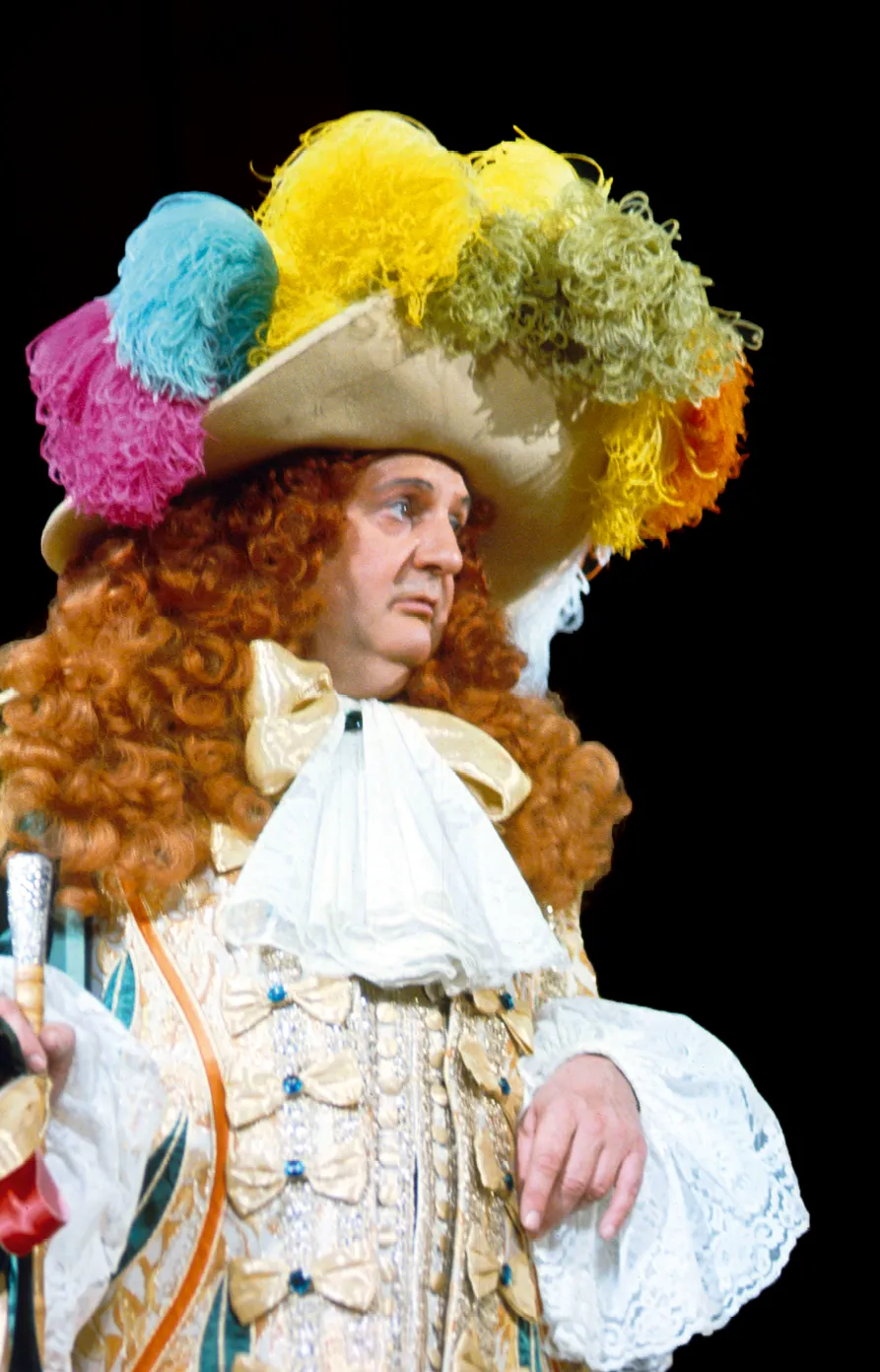 Photographie de Jacques Charon dans le rôle de Monsieur Jourdain, Le Bourgeois gentilhomme, mise en scène de Jean-Louis Barrault, Comédie-Française, 1972.
