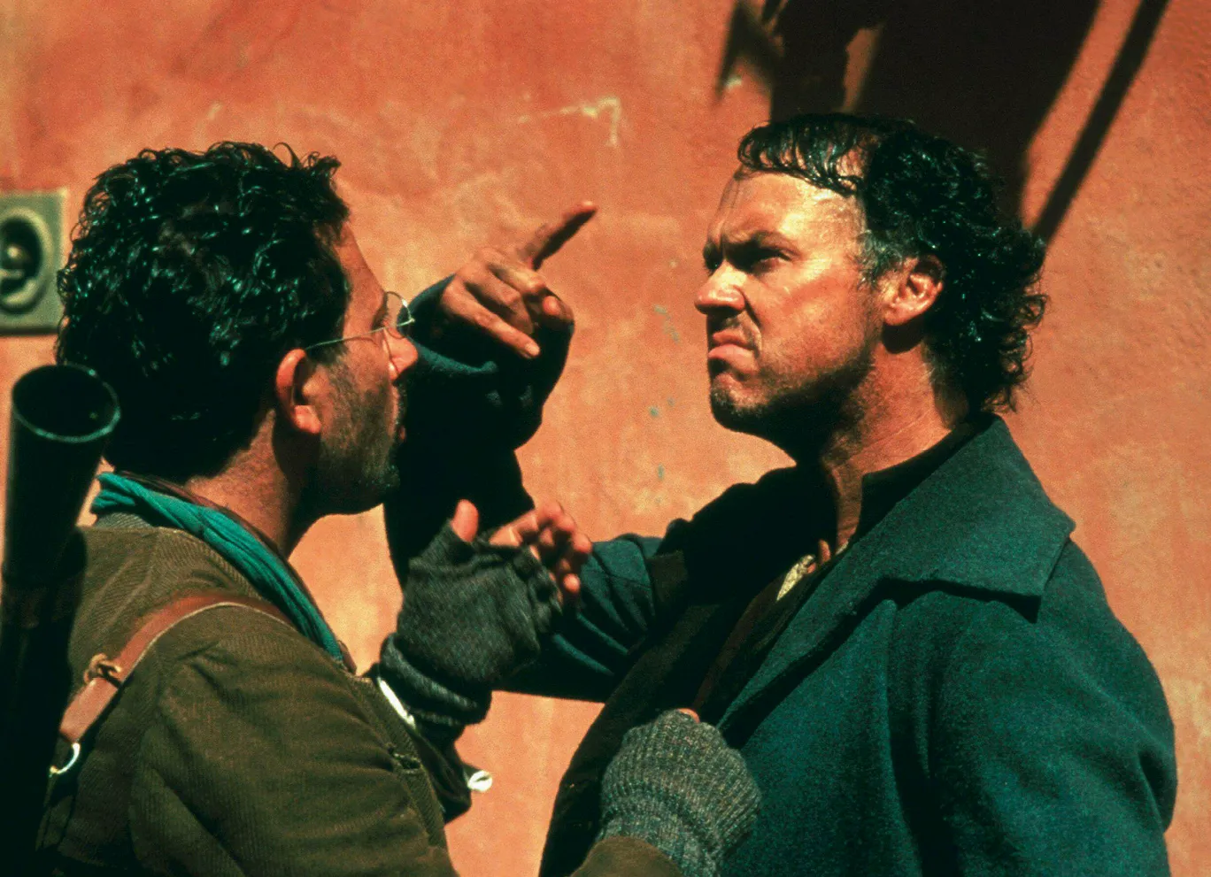 Beaucoup de bruit pour rien, film de Kenneth Branagh, 1993. Verjus (Ben Elton) et Cornouiller (Michael Keaton).