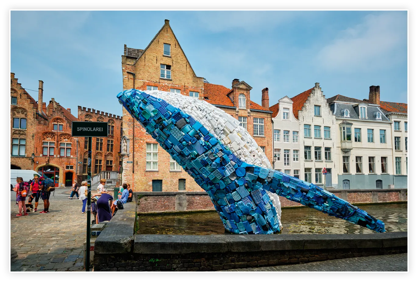 La Baleine bleue de Bruges, sculpture Skyscraper de Jason Klimoski et Lesley Chang (StudioKCA), Bruges (Belgique), 2018, réalisée avec 5 tonnes de déchets plastiques récupérés dans les océans