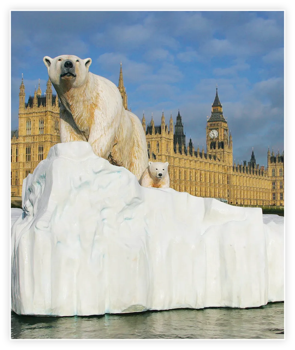 Iceberg sur la Tamise, sculpture flottante avec des ours polaires, devant le Parlement de Londres, 2009