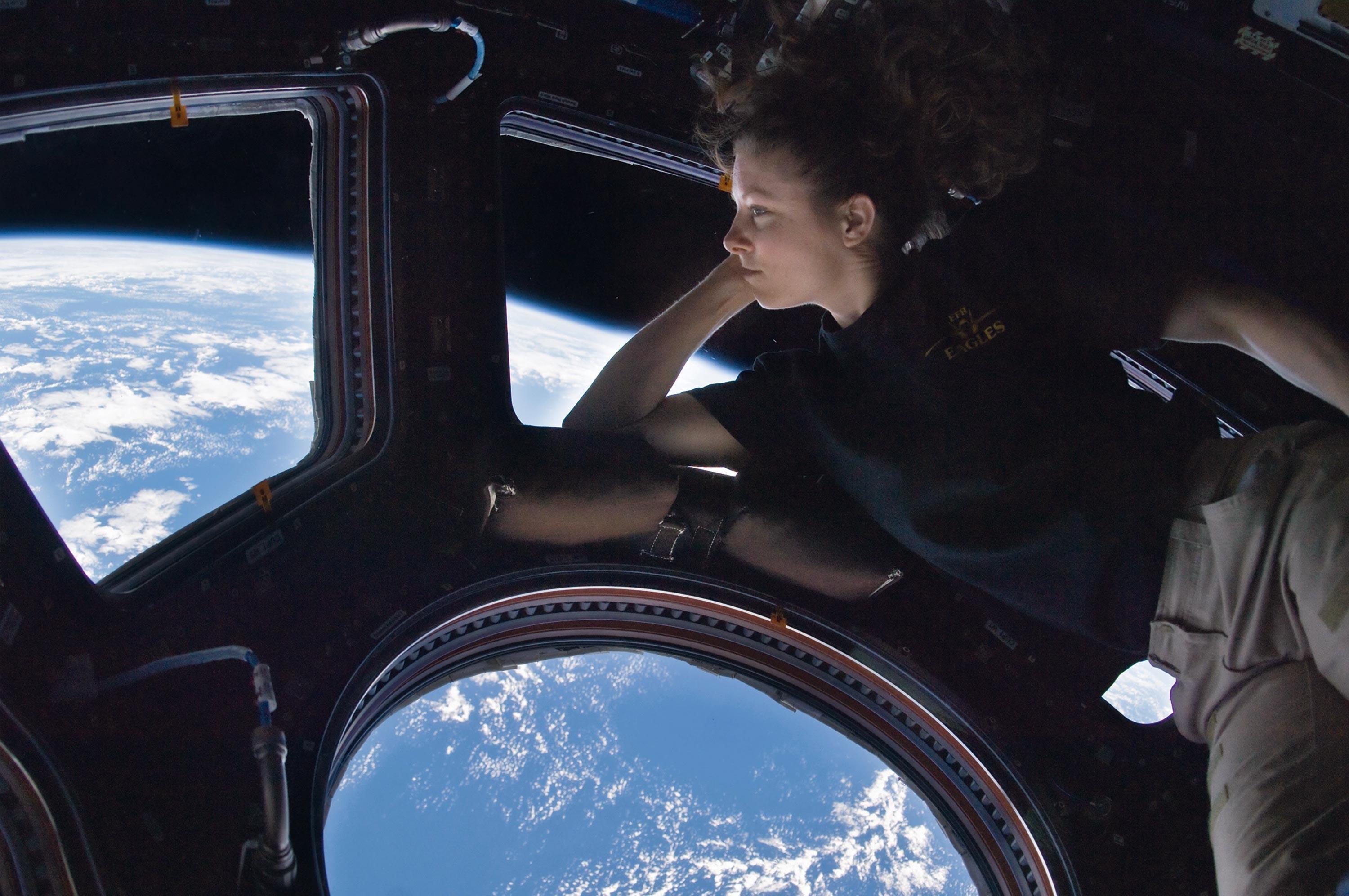 <stamp theme='pc-green1'>Doc. 2</stamp> L’astronaute Tracy Caldwell se repose dans la coupole de la station spatiale internationale, tout en faisant le tour de la Terre en 90 minutes selon une orbite circulaire.
