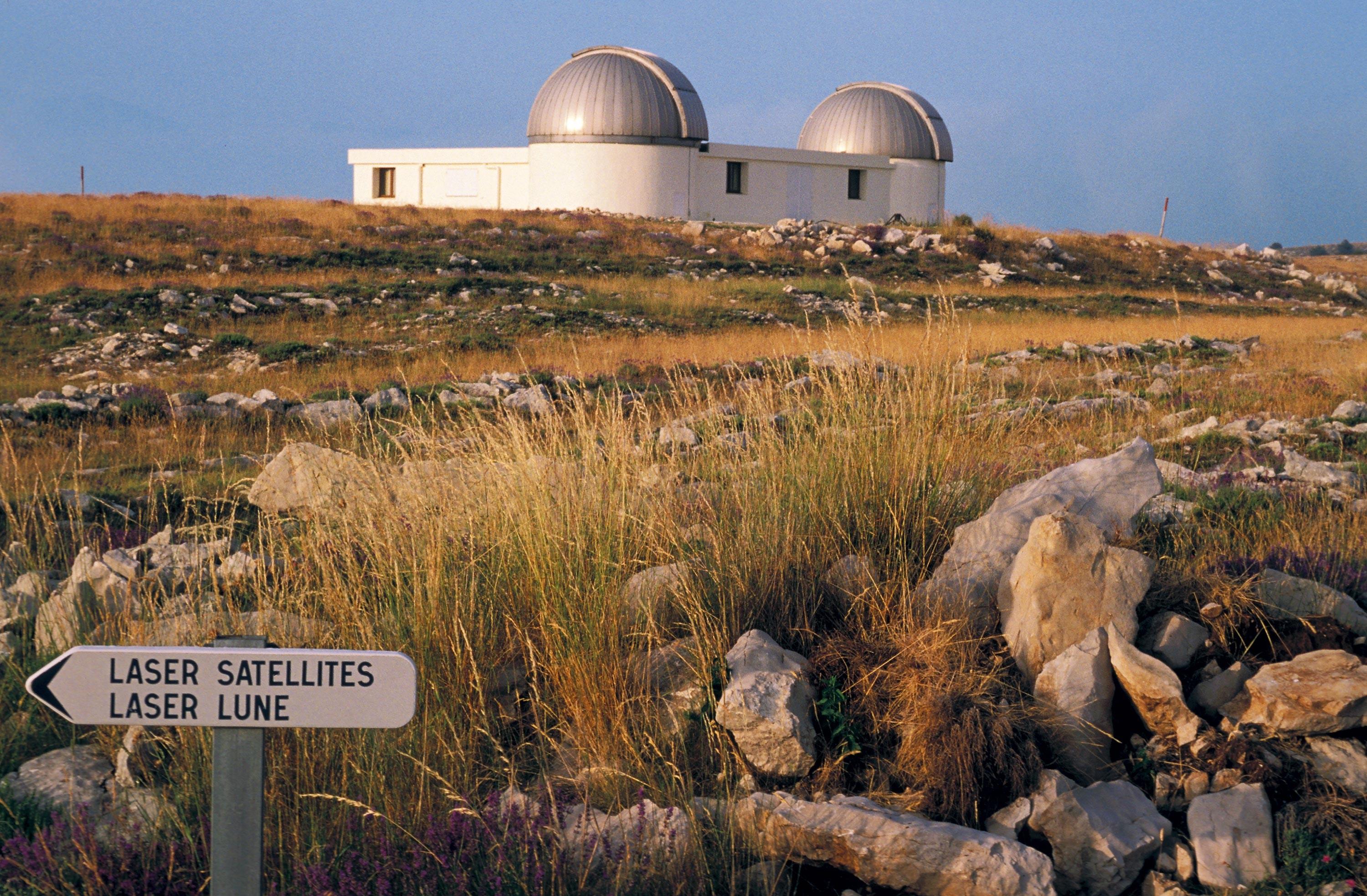 Observatoire de la Côte d’Azur (site de Calern) permettant un tir laser vers la Lune.