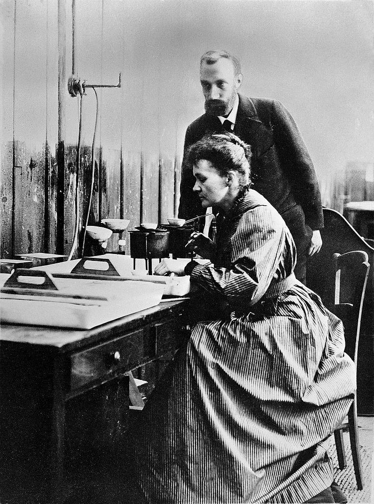 Pierre et Marie Curie dans leur laboratoire.