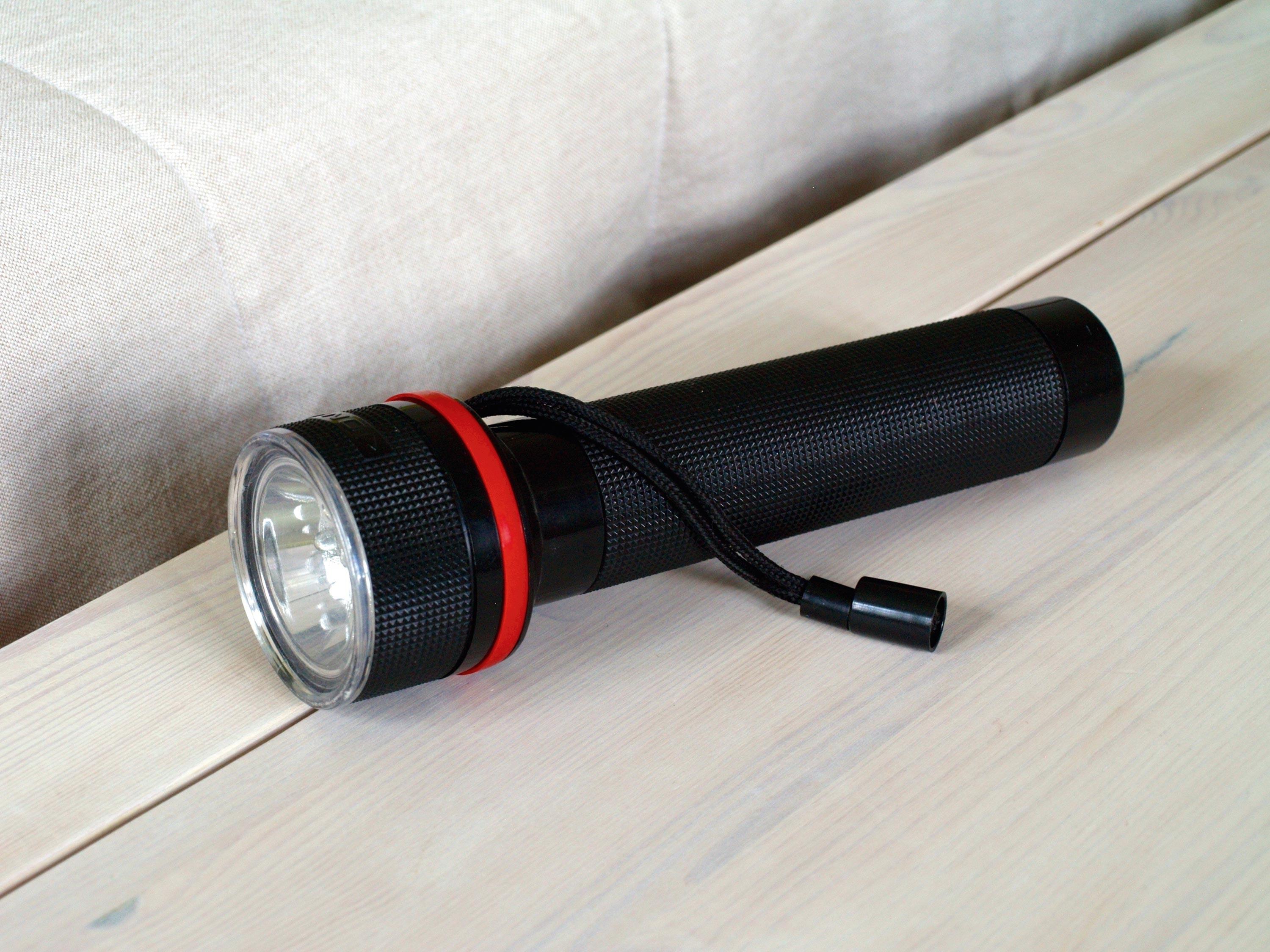 <stamp theme='pc-green1'>Doc. 1</stamp> Lampe torche.