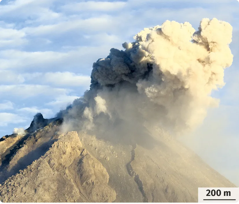 Éruption du volcan Sinabung à Sumatra (Indonésie)