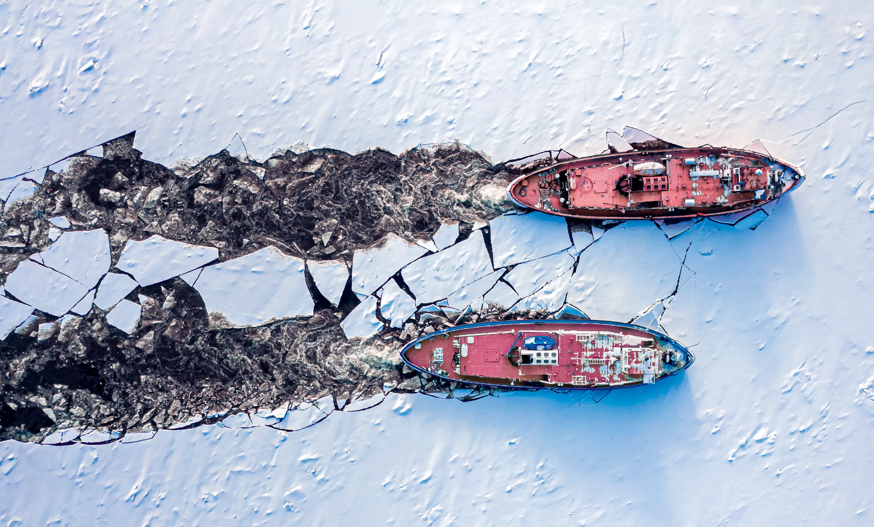 Deux brise-glaces sur la Vistule, en Pologne