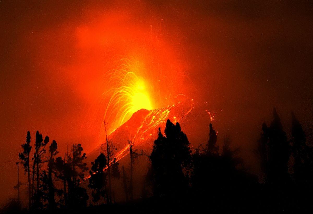 <stamp theme='svt-green1'>Doc. 2</stamp> Photographie de nuit de l’éruption du volcan Tungurahua.